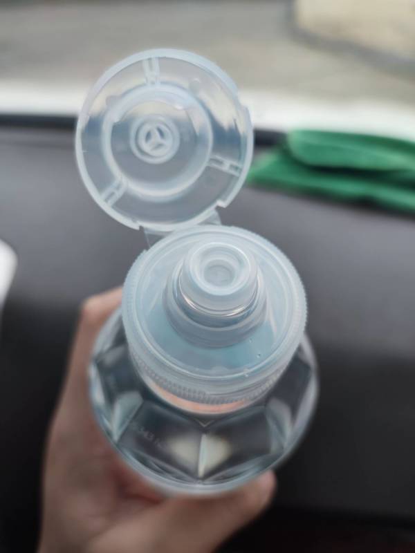 还是一如既往尖叫的标志性瓶身设计,螺旋上升的瓶身,可以呲着喝的瓶盖