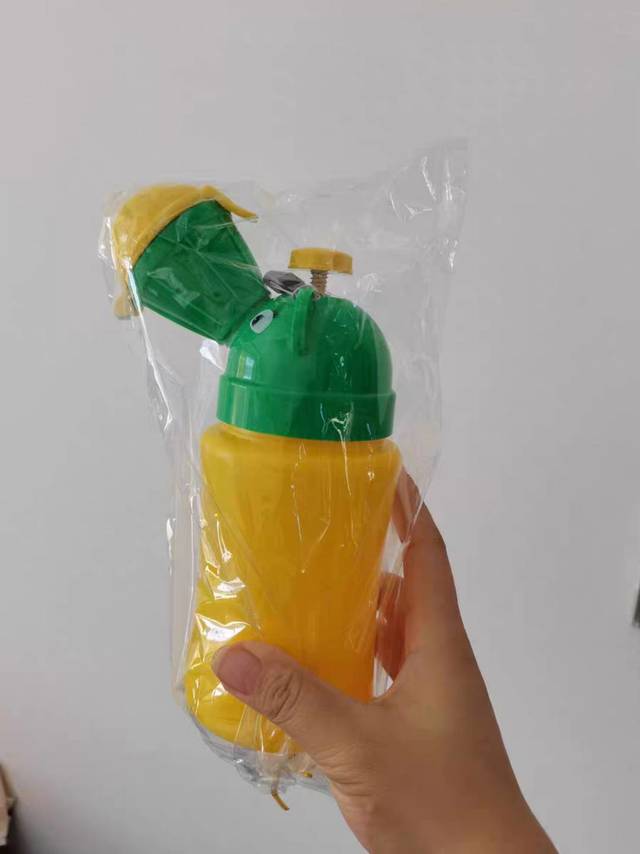 儿童车载尿壶，外出必备。