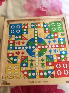 小的孩子先飞行棋，跳棋，然后再学象棋