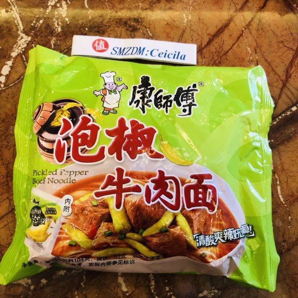 面条顺滑爽弹:泡椒牛肉面的外包装是清爽的与山海椒比较匹配的黄绿色
