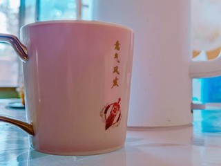 喝水加能量 荣耀真英雄 这个杯子会变英雄