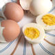煮鸡蛋，不要只用清水，水中多加两样，蛋壳一剥就掉，特省事