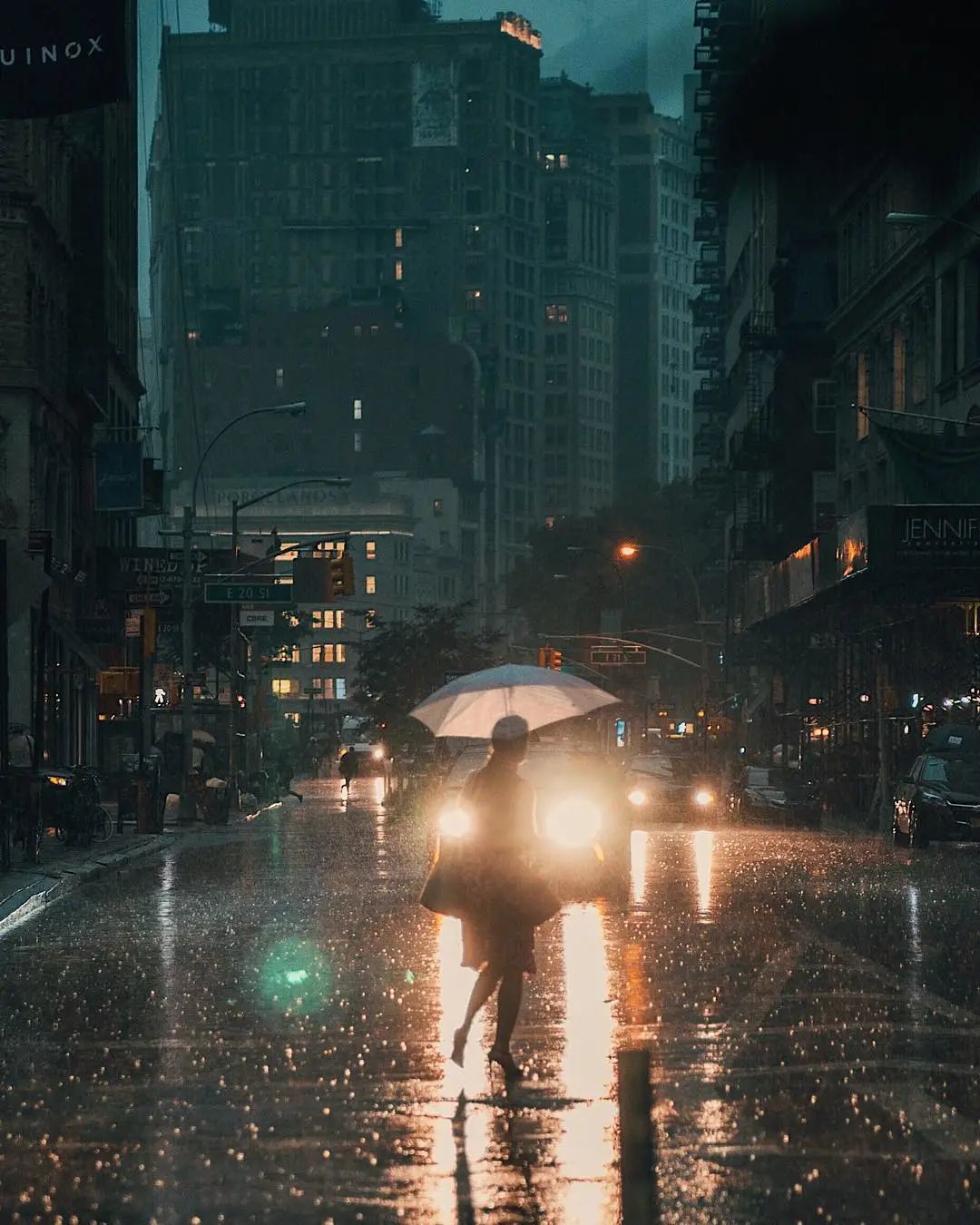 雨天街頭如何拍出電影感