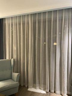 用轻透麻布窗帘，打造氛围感的舒适客厅