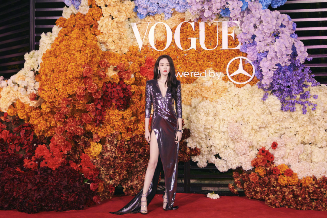 杨幂、刘雯、童谣的造型“杀”疯了！VOGUE新篇章之夜女明星红毯造型解析......