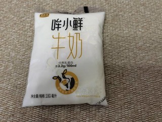 奶香浓郁，营养丰富的哞小鲜纯牛奶