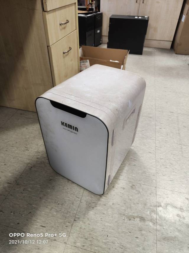 捡了个坏掉的小冰箱，修好就赚了