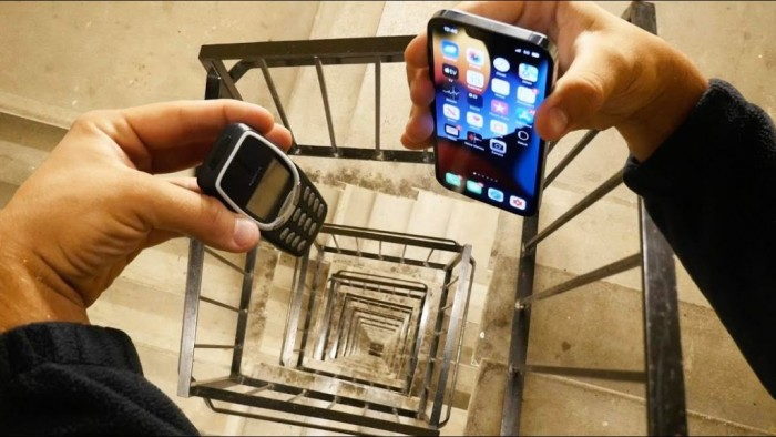 iPhone 13 Pro 跌落测试，和诺基亚 3310 从20层楼梯摔下