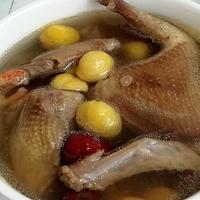 炖鸽子汤不需要太多调料，只放2种食材就够了，体质不好要多喝