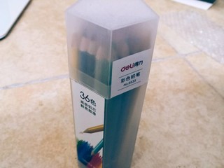 上色稳定，颜色鲜艳，不易断芯的得力彩铅