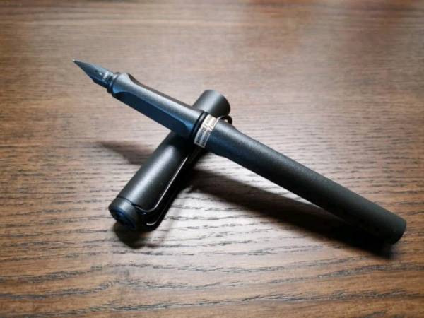 lamy凌美safari狩猎者系列f尖钢笔磨砂黑德国银灰环保盒装