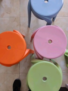 色彩斑斓的加厚塑料凳