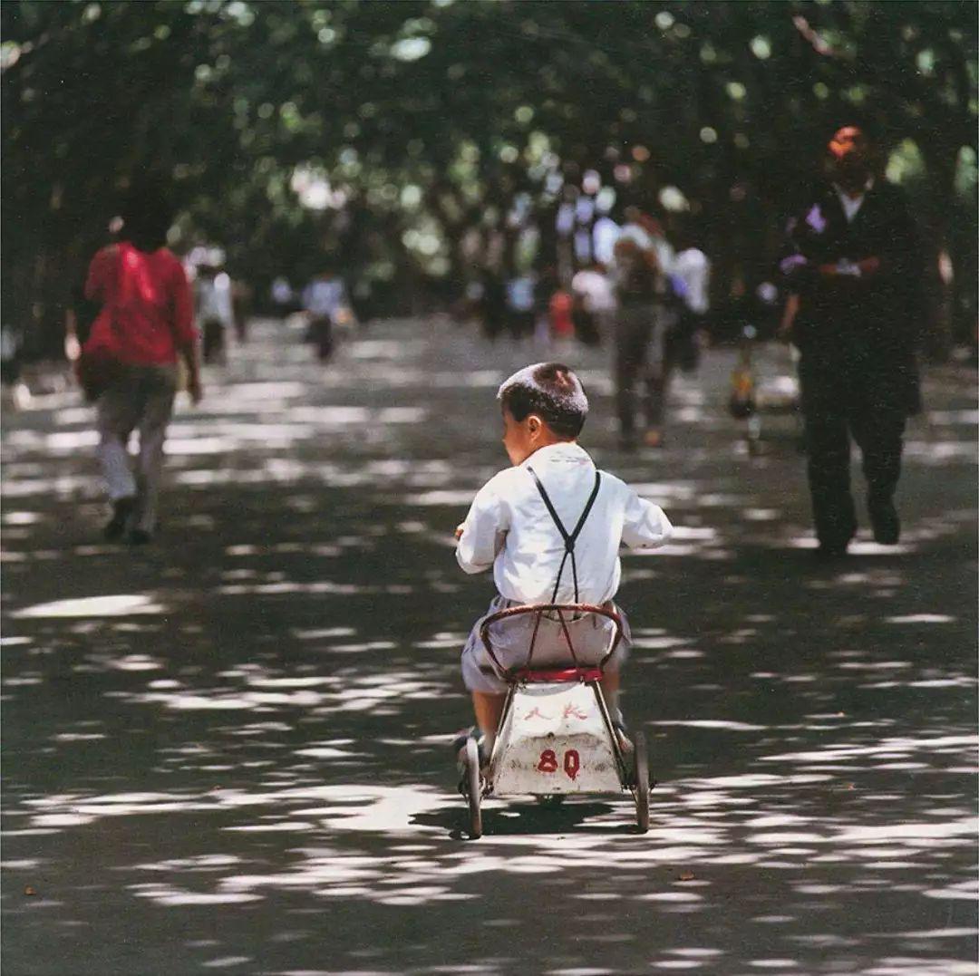在普通家庭尚不普及的20世纪80年代初,照相馆里也基本只拍黑白照片,偶