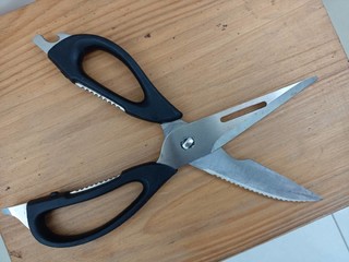 厨房里的工具，剪刀