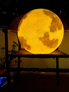 庭院里的月球灯