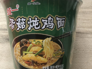 桶装香菇炖鸡泡面，加班夜宵速食的选择！