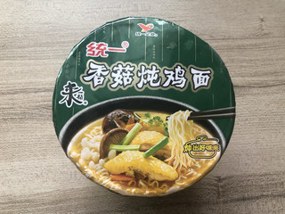 桶装香菇炖鸡泡面，加班夜宵速食的选择！