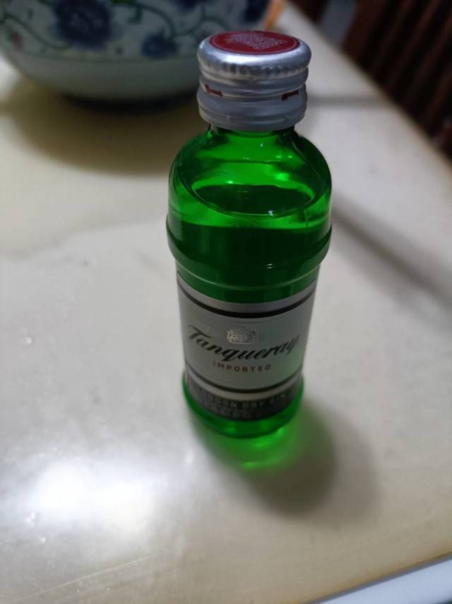 添加利的超小的塑料酒伴。