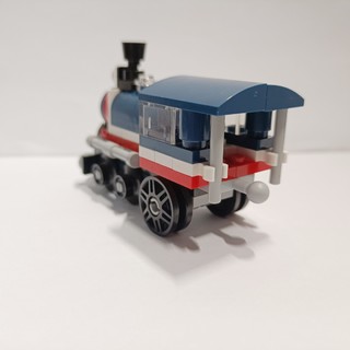 呜呜呜——漂亮的蒸汽小火车开过来了！