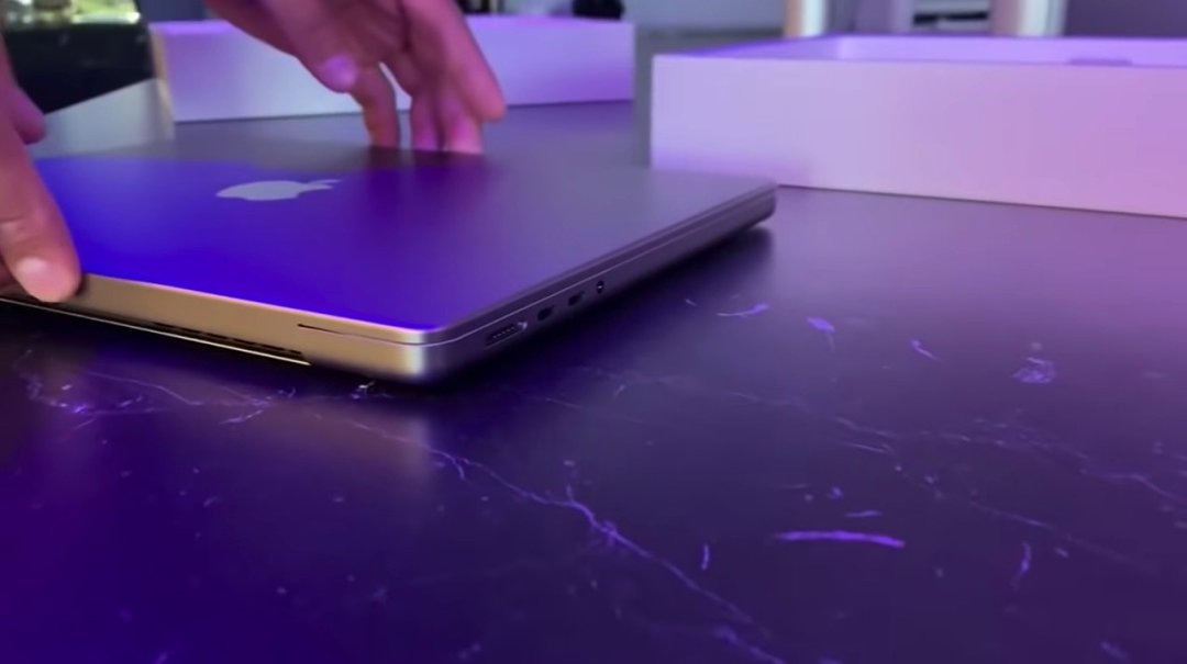 新款macbook Pro 14 实拍照出炉 刘海屏 全黑键盘设计 笔记本电脑 什么值得买