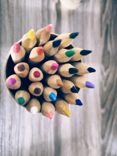 安全可靠的中华牌彩色铅笔，色彩细腻绚丽