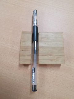 传统样式的中性笔