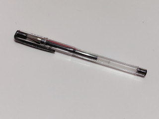 简洁但不简单！三菱UM-100黑色中性笔
