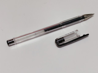 简洁但不简单！三菱UM-100黑色中性笔