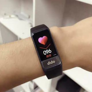 好用的智能手环，可以实时监测血压心率