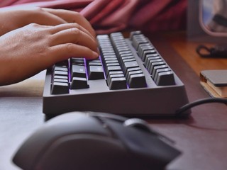 性价比较高的全彩 RGB 机械键盘