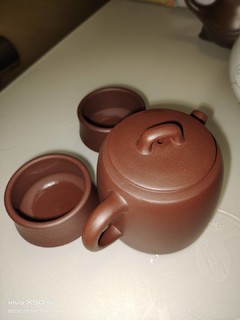 小巧的壶，四杯茶