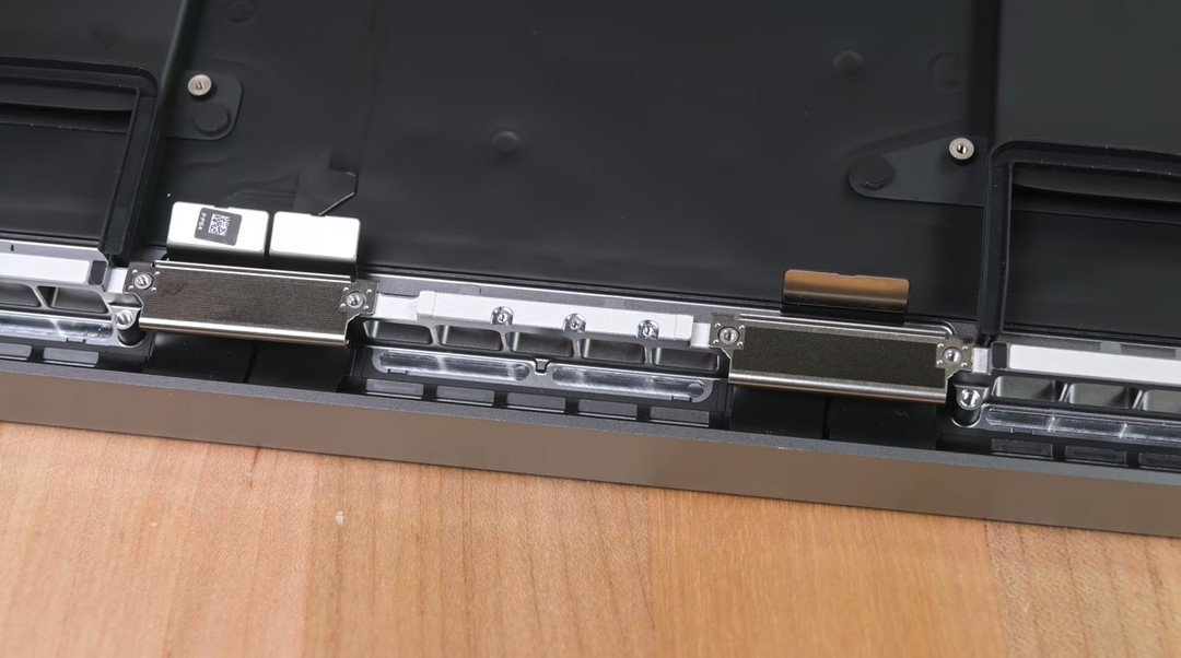 苹果新款 MacBook Pro 16 拆解出炉：可修复性提升，电池更易更换、风扇更大