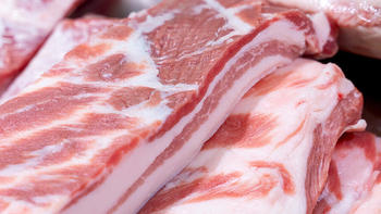 买猪肉时，选冷鲜肉还是热鲜肉？看看老屠夫怎么说，涨知识了