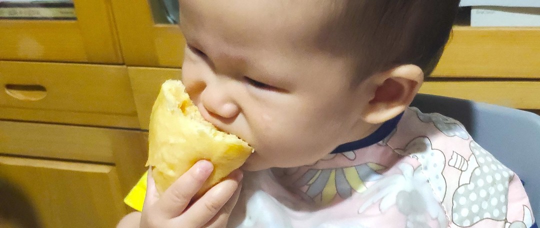 我们家干饭人不到一岁，开始用勺子自己吃饭啦（5款宝宝勺子使用分享）