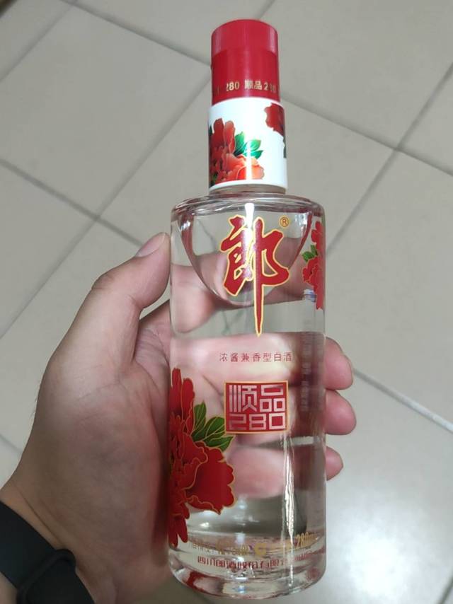 口粮小白酒，半斤装两个人一顿正合适