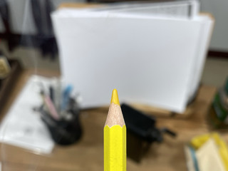 这个铅笔不光是青春洋溢，而且充满嫩气
