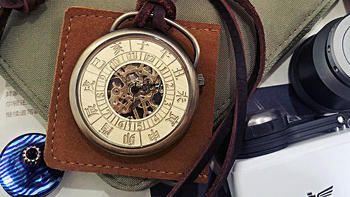 雍也十二时辰故宫日晷怀表，雕花的机芯记录的是把玩时光体验