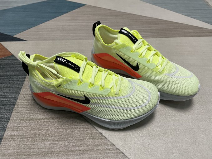 耐克跑鞋怎么样 双十一首单 zoom fly 4开箱_什么值得买