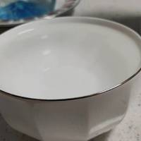 光鲜亮丽的白瓷碗