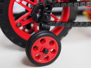 造型仿真，可玩性不错的“卫乐”红色自行车