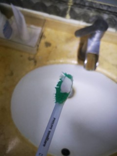 注意保护牙齿，舒适达专业修护牙膏