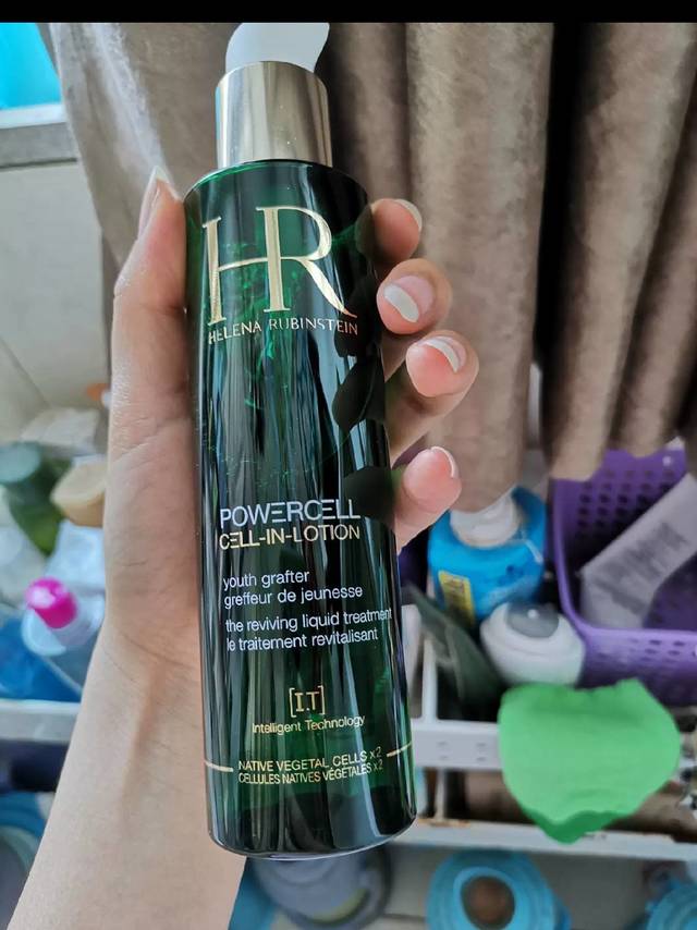 永葆青春的小帮手就是赫莲娜绿宝瓶水