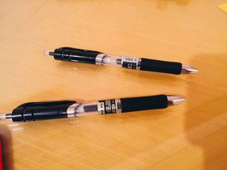 书写流畅，出墨均匀，廉价耐用的办公签字笔