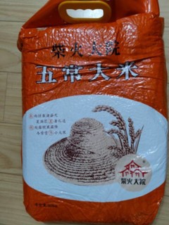 五常稻花香是东北大米，颗粒大小均匀，晶莹