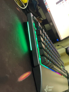 华硕ROG耀光键盘，颜值爆表。