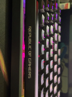华硕ROG耀光键盘，颜值爆表。