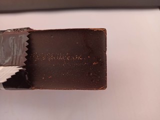 香醇、直接，细腻又粗鲁的黑巧克力。
