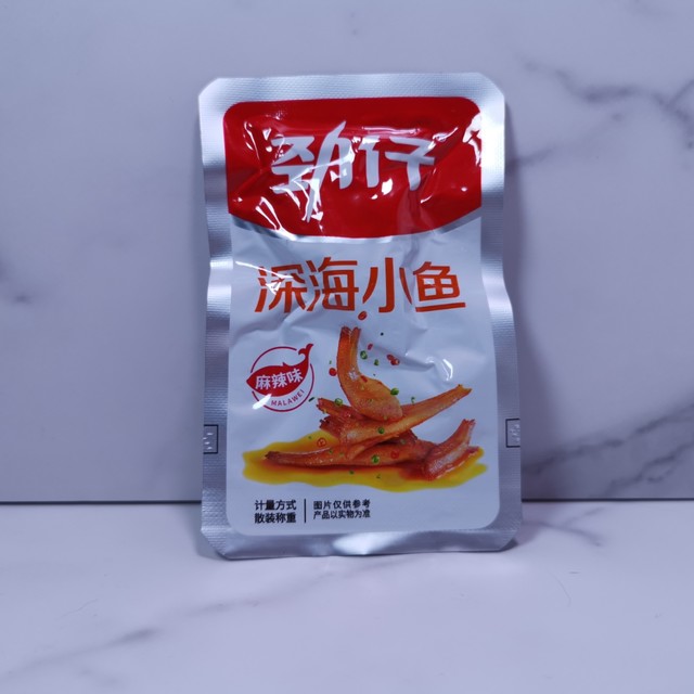 蓝色包装的小鱼仔零食图片