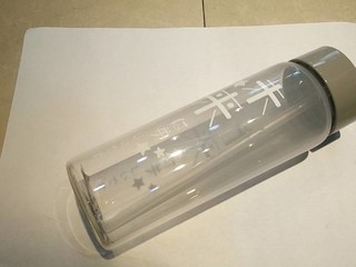 实用的塑料水杯开箱