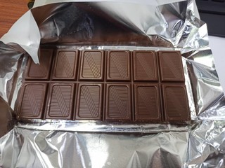 百亿补贴上购买的85克的爱莲巧大块巧克力